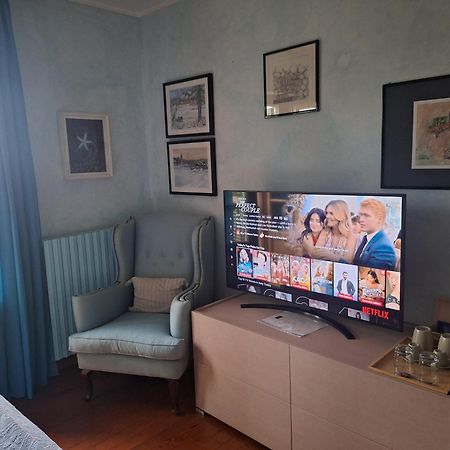 Villa Isabella: Lakefront Room with Park View Balcony Stresa Exterior photo
