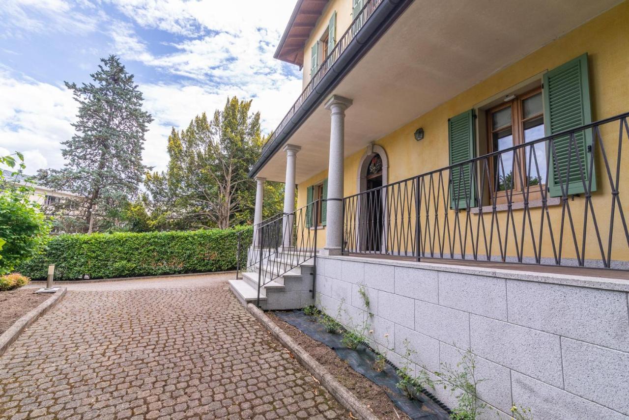 Villa Isabella: Lakefront Room with Park View Balcony Stresa Exterior photo