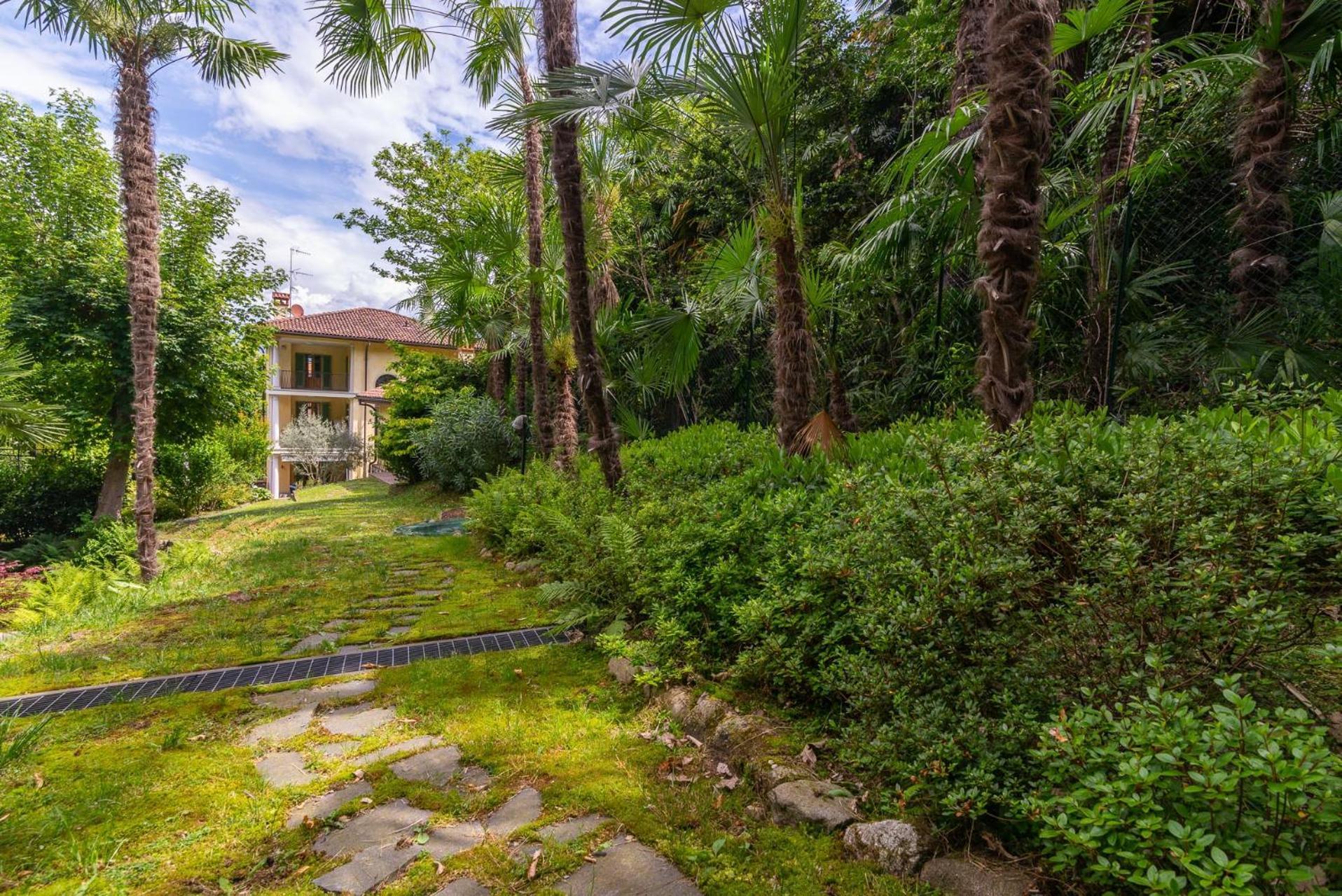 Villa Isabella: Lakefront Room with Park View Balcony Stresa Exterior photo