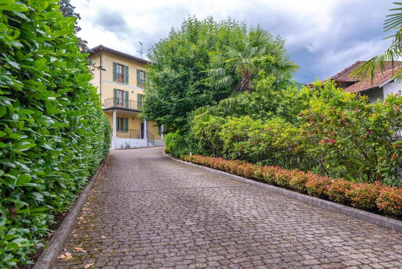 Villa Isabella: Lakefront Room with Park View Balcony Stresa Exterior photo