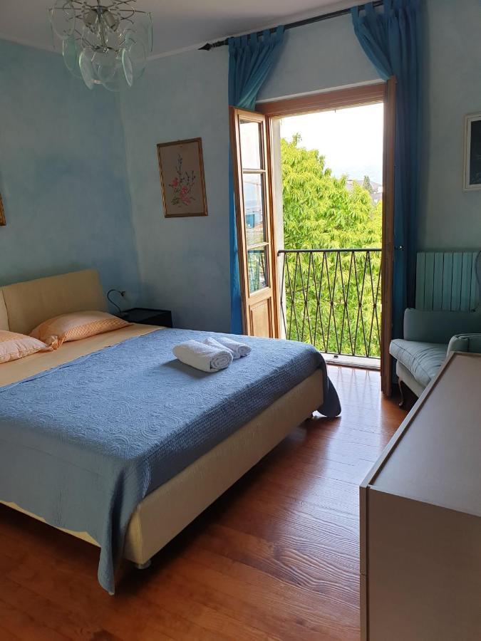 Villa Isabella: Lakefront Room with Park View Balcony Stresa Exterior photo