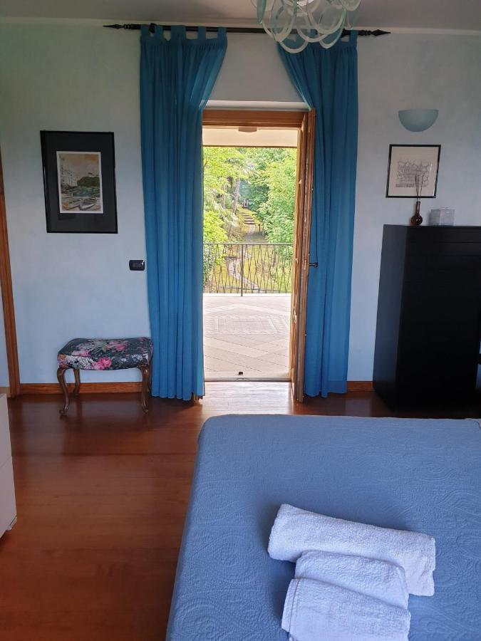 Villa Isabella: Lakefront Room with Park View Balcony Stresa Exterior photo