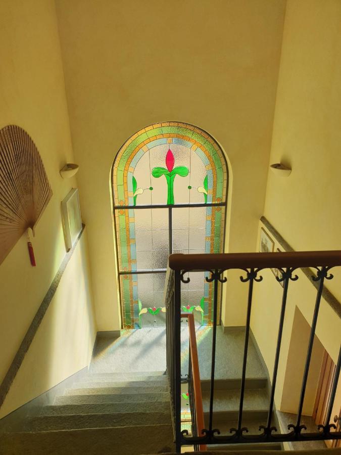 Villa Isabella: Lakefront Room with Park View Balcony Stresa Exterior photo