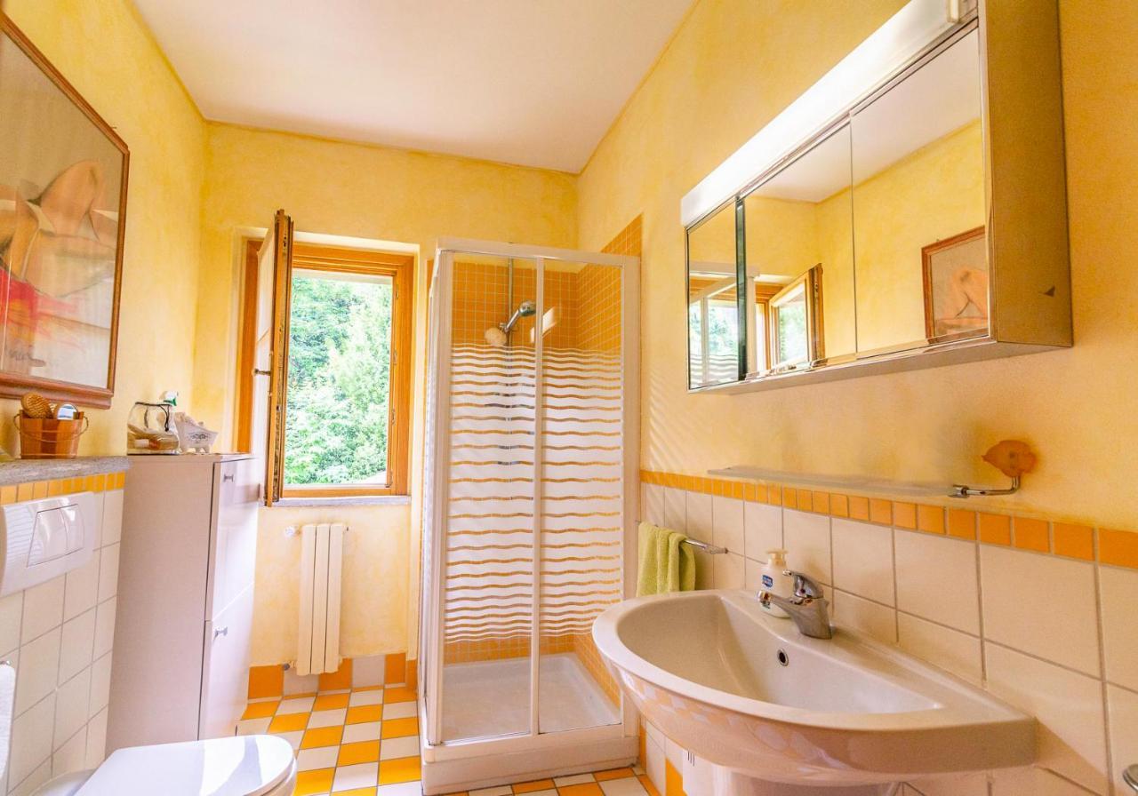 Villa Isabella: Lakefront Room with Park View Balcony Stresa Exterior photo