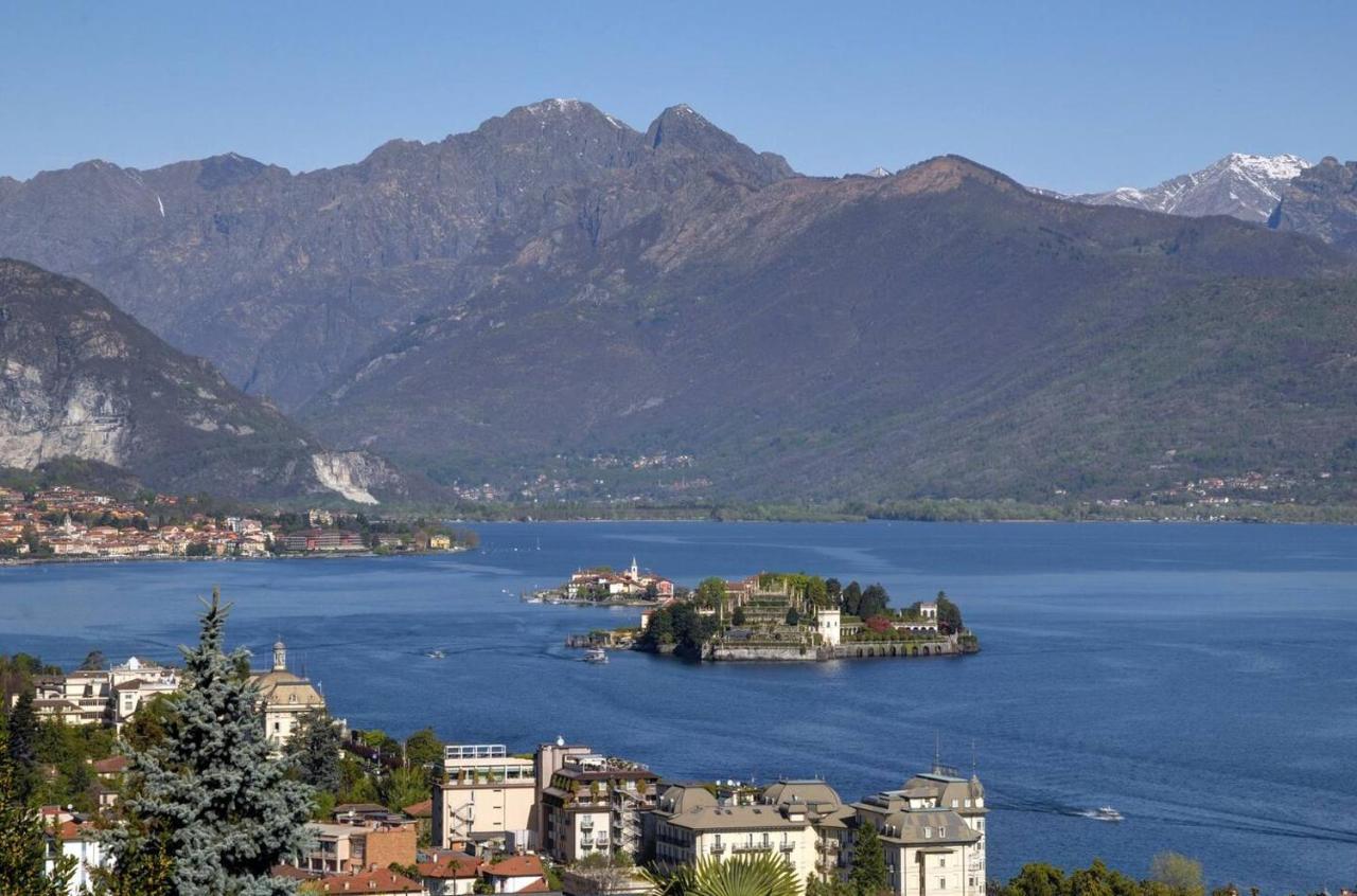 Villa Isabella: Lakefront Room with Park View Balcony Stresa Exterior photo