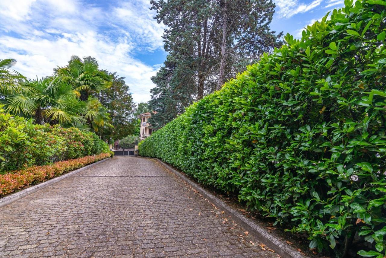 Villa Isabella: Lakefront Room with Park View Balcony Stresa Exterior photo