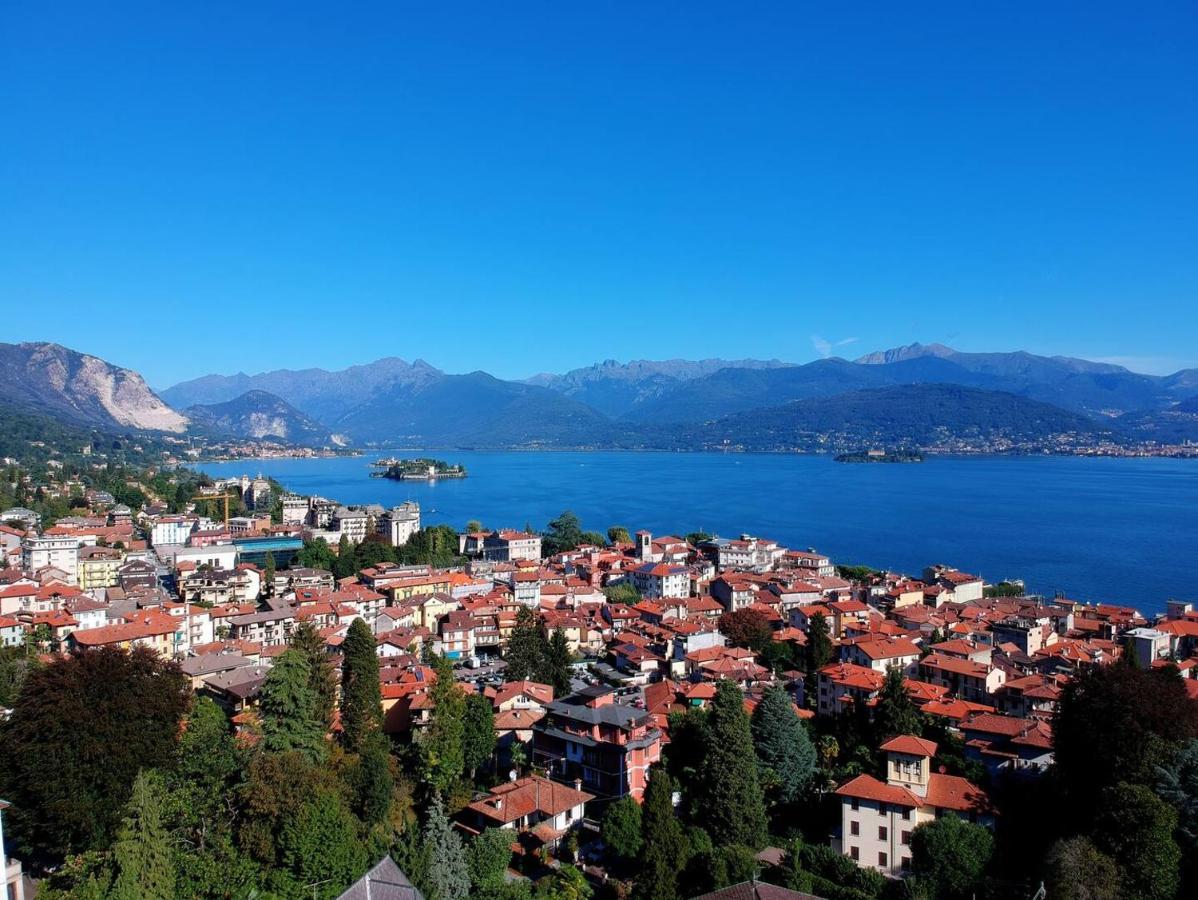 Villa Isabella: Lakefront Room with Park View Balcony Stresa Exterior photo