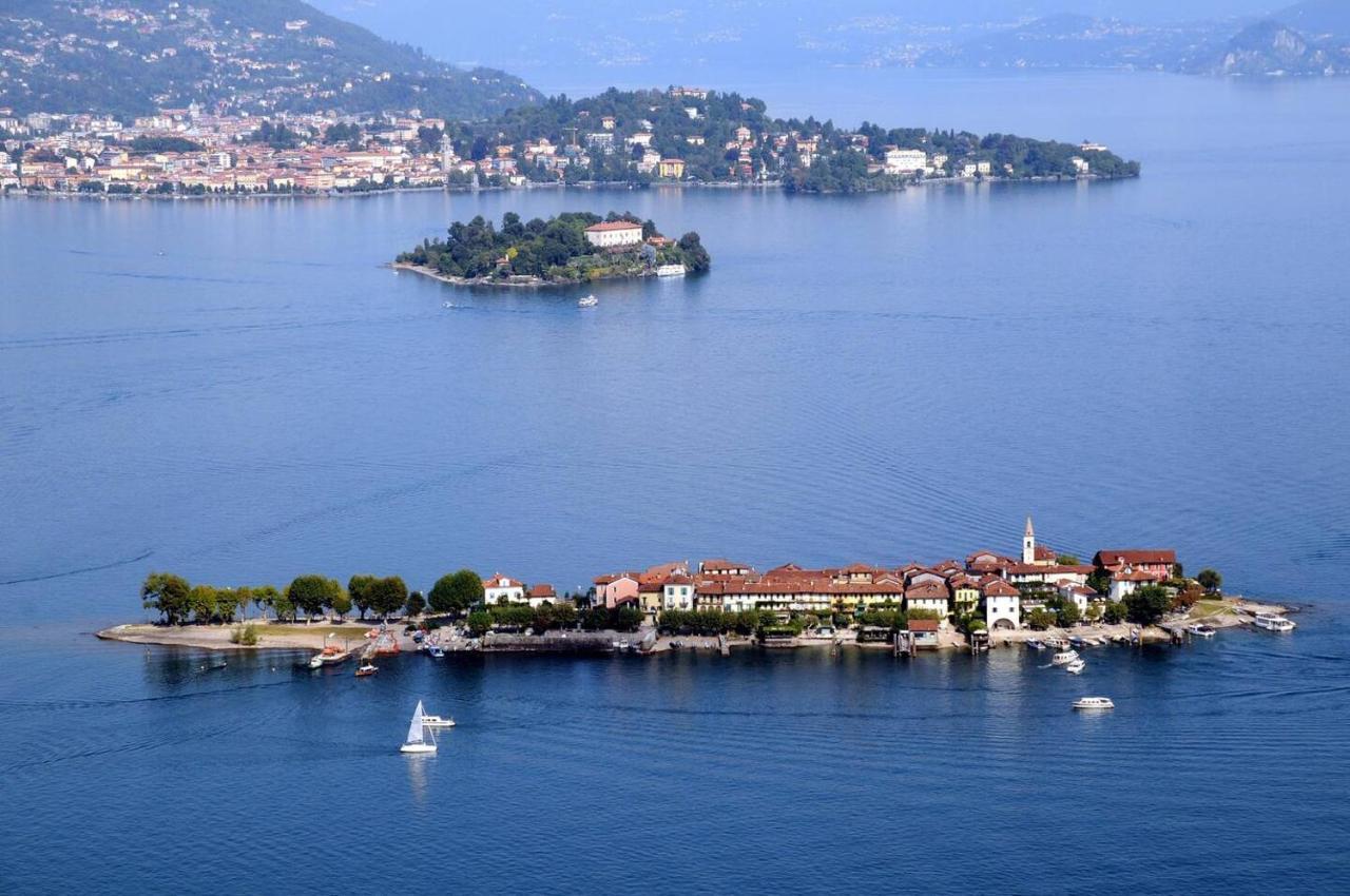 Villa Isabella: Lakefront Room with Park View Balcony Stresa Exterior photo