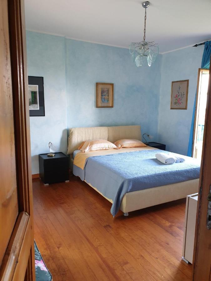 Villa Isabella: Lakefront Room with Park View Balcony Stresa Exterior photo
