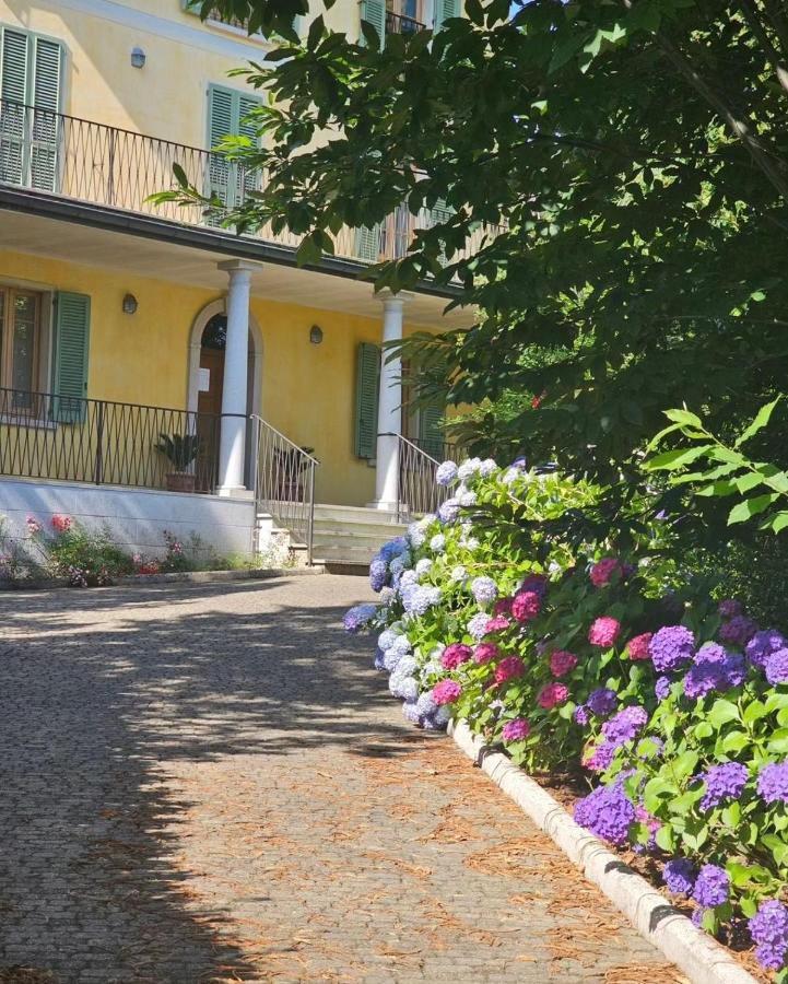 Villa Isabella: Lakefront Room with Park View Balcony Stresa Exterior photo