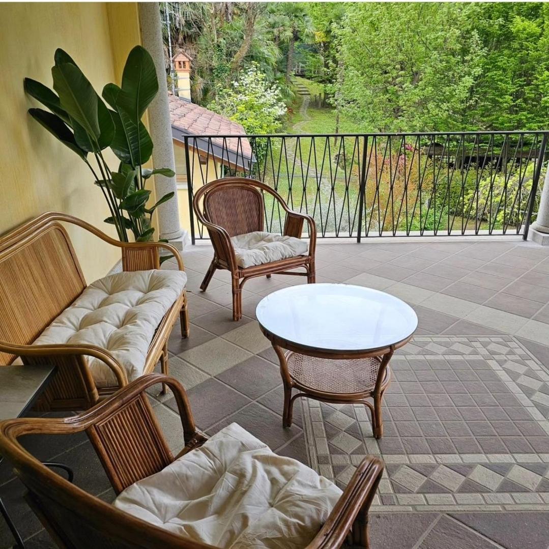 Villa Isabella: Lakefront Room with Park View Balcony Stresa Exterior photo