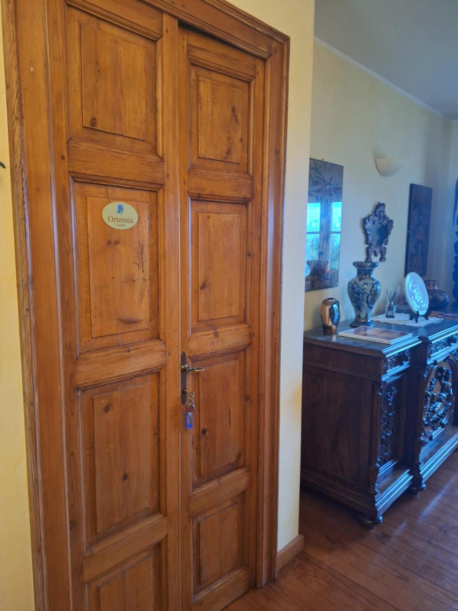 Villa Isabella: Lakefront Room with Park View Balcony Stresa Exterior photo