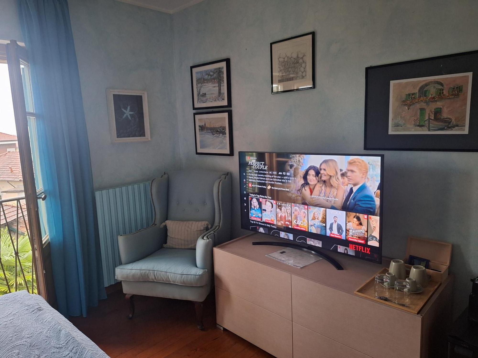Villa Isabella: Lakefront Room with Park View Balcony Stresa Exterior photo